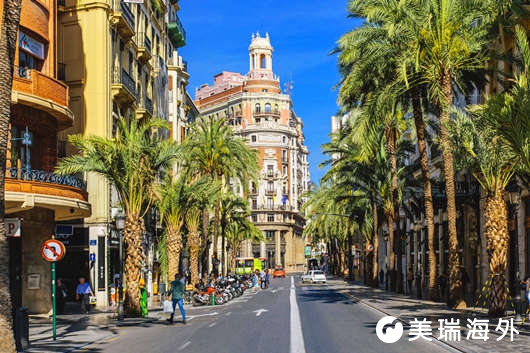 -arrer-de-les-barques-street-with-palm-trees-on-a-sunny-day-in-valencia--spain-952380282-5bfdc45246e0fb002613ca4a.jpg