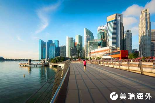 pedestrians-walk-along-bridge-near-marina-bay-singapore-skyscraper-background-154222878.jpg